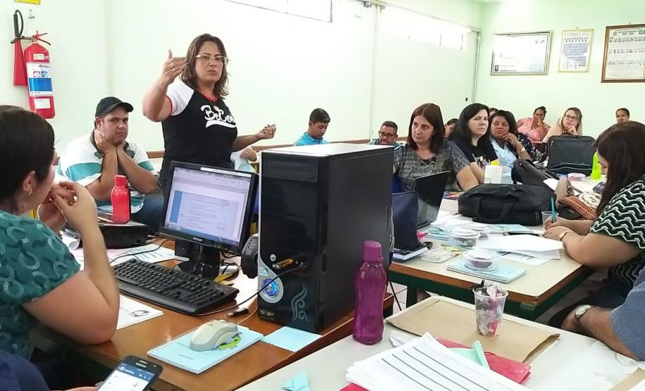 Momento de estudos a partir dos documentos norteadores para a educação básica, com os professores em planejamento para o processo de nivelamento que será oportunizado aos estudante no início do ano letivo de 2020