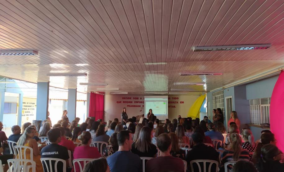 Momento de estudos a partir dos documentos norteadores para a educação básica, com os professores em planejamento para o processo de nivelamento que será oportunizado aos estudante no início do ano letivo de 2020