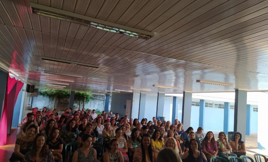 Momento de estudos a partir dos documentos norteadores para a educação básica, com os professores em planejamento para o processo de nivelamento que será oportunizado aos estudante no início do ano letivo de 2020