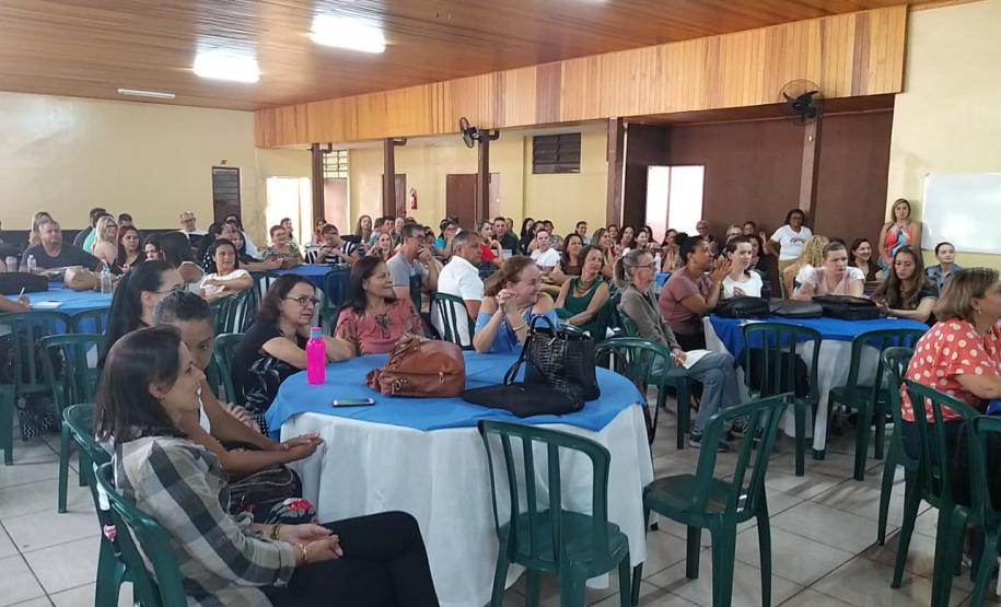 Momento de estudos a partir dos documentos norteadores para a educação básica, com os professores em planejamento para o processo de nivelamento que será oportunizado aos estudante no início do ano letivo de 2020