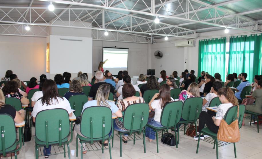 Está acontecendo no Núcleo Regional de Educação de CM desde a última terça-feira dia 12, uma formação realizada pelos técnicos dos setores SERE, DOCUMENTAÇÃO ESCOLAR e EDUCAÇÃO INFANTIL E ANOS INICIAIS para profissionais das Secretarias Municipais de Educação, diretores, professores e secretários das unidades escolares da rede municipal