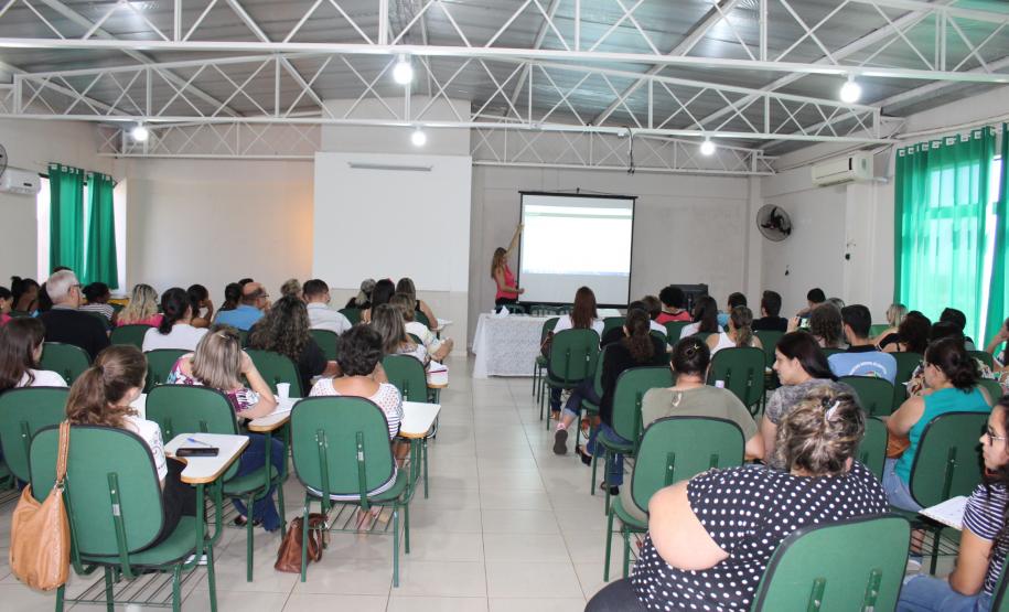 Está acontecendo no Núcleo Regional de Educação de CM desde a última terça-feira dia 12, uma formação realizada pelos técnicos dos setores SERE, DOCUMENTAÇÃO ESCOLAR e EDUCAÇÃO INFANTIL E ANOS INICIAIS para profissionais das Secretarias Municipais de Educação, diretores, professores e secretários das unidades escolares da rede municipal
