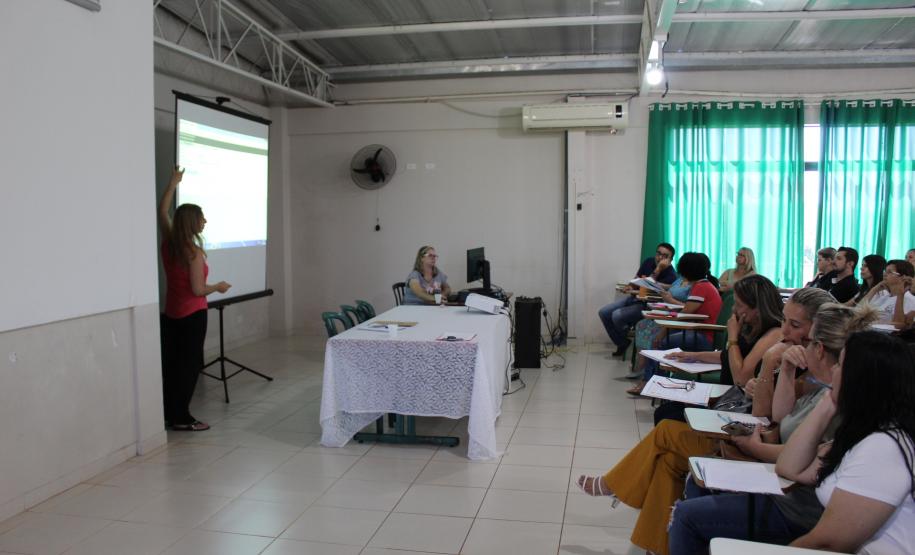 Está acontecendo no Núcleo Regional de Educação de CM desde a última terça-feira dia 12, uma formação realizada pelos técnicos dos setores SERE, DOCUMENTAÇÃO ESCOLAR e EDUCAÇÃO INFANTIL E ANOS INICIAIS para profissionais das Secretarias Municipais de Educação, diretores, professores e secretários das unidades escolares da rede municipal