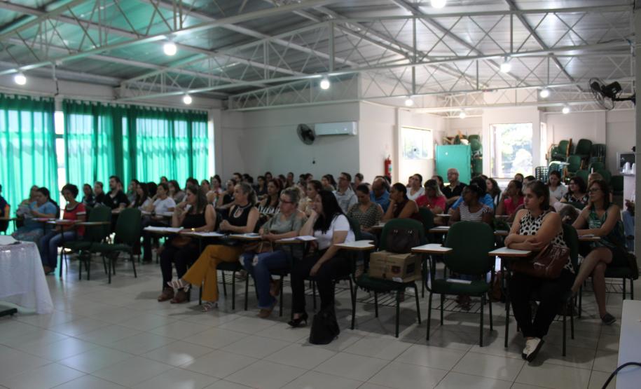 Está acontecendo no Núcleo Regional de Educação de CM desde a última terça-feira dia 12, uma formação realizada pelos técnicos dos setores SERE, DOCUMENTAÇÃO ESCOLAR e EDUCAÇÃO INFANTIL E ANOS INICIAIS para profissionais das Secretarias Municipais de Educação, diretores, professores e secretários das unidades escolares da rede municipal