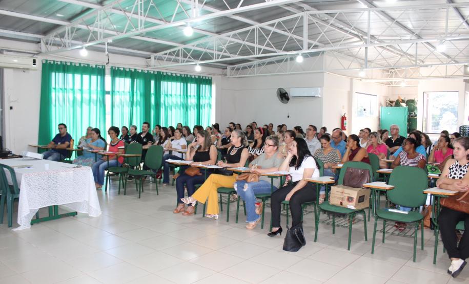 Está acontecendo no Núcleo Regional de Educação de CM desde a última terça-feira dia 12, uma formação realizada pelos técnicos dos setores SERE, DOCUMENTAÇÃO ESCOLAR e EDUCAÇÃO INFANTIL E ANOS INICIAIS para profissionais das Secretarias Municipais de Educação, diretores, professores e secretários das unidades escolares da rede municipal