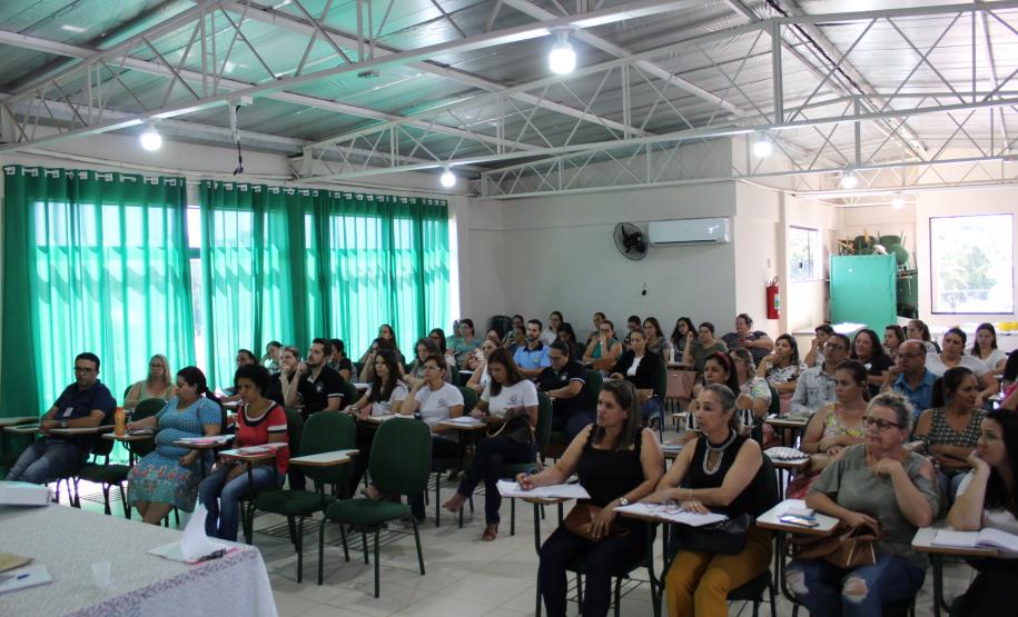 Está acontecendo no Núcleo Regional de Educação de CM desde a última terça-feira dia 12, uma formação realizada pelos técnicos dos setores SERE, DOCUMENTAÇÃO ESCOLAR e EDUCAÇÃO INFANTIL E ANOS INICIAIS para profissionais das Secretarias Municipais de Educação, diretores, professores e secretários das unidades escolares da rede municipal