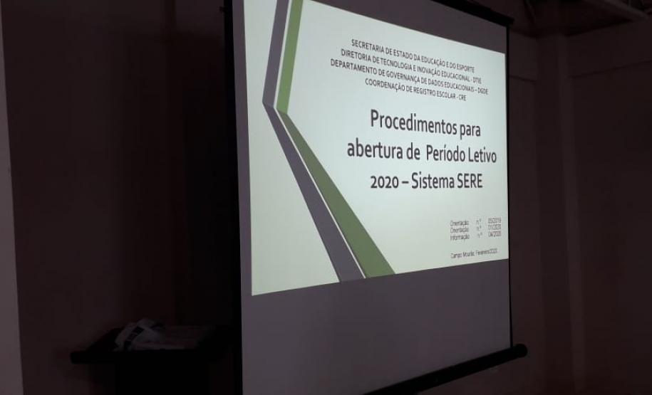 Está acontecendo no Núcleo Regional de Educação de CM desde a última terça-feira dia 12, uma formação realizada pelos técnicos dos setores SERE, DOCUMENTAÇÃO ESCOLAR e EDUCAÇÃO INFANTIL E ANOS INICIAIS para profissionais das Secretarias Municipais de Educação, diretores, professores e secretários das unidades escolares da rede municipal
