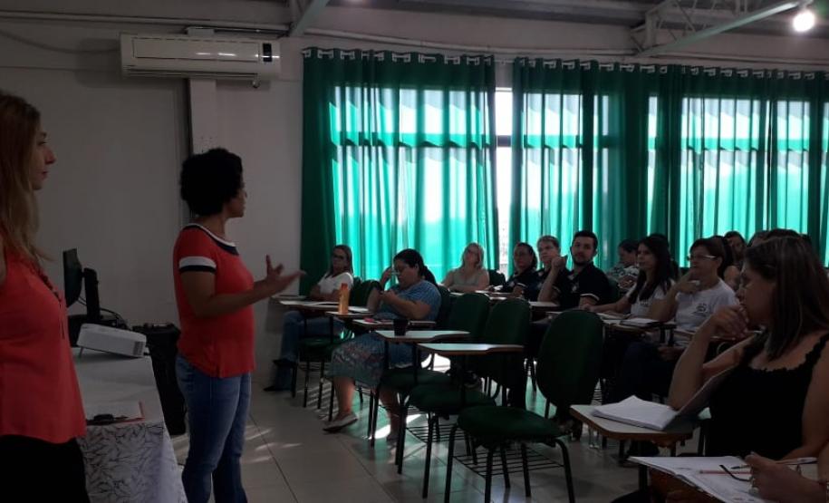 Está acontecendo no Núcleo Regional de Educação de CM desde a última terça-feira dia 12, uma formação realizada pelos técnicos dos setores SERE, DOCUMENTAÇÃO ESCOLAR e EDUCAÇÃO INFANTIL E ANOS INICIAIS para profissionais das Secretarias Municipais de Educação, diretores, professores e secretários das unidades escolares da rede municipal