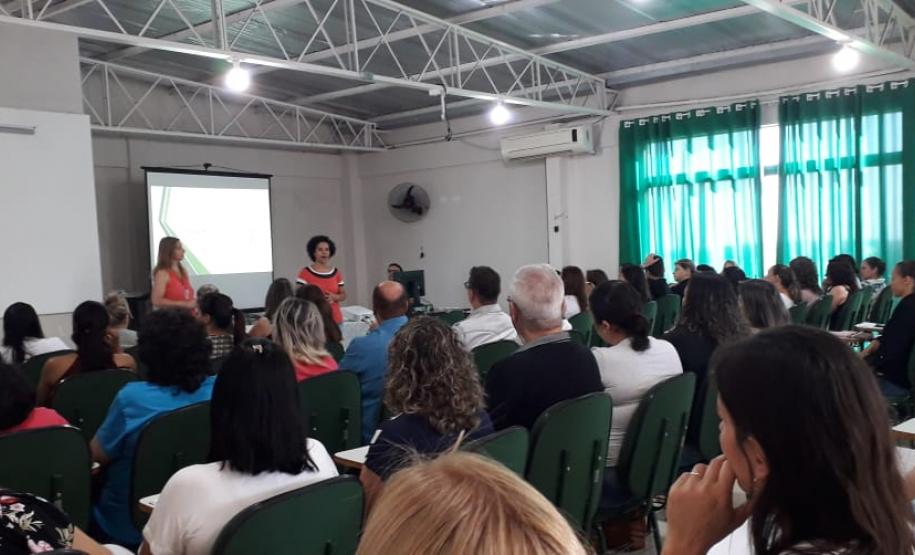 Está acontecendo no Núcleo Regional de Educação de CM desde a última terça-feira dia 12, uma formação realizada pelos técnicos dos setores SERE, DOCUMENTAÇÃO ESCOLAR e EDUCAÇÃO INFANTIL E ANOS INICIAIS para profissionais das Secretarias Municipais de Educação, diretores, professores e secretários das unidades escolares da rede municipal