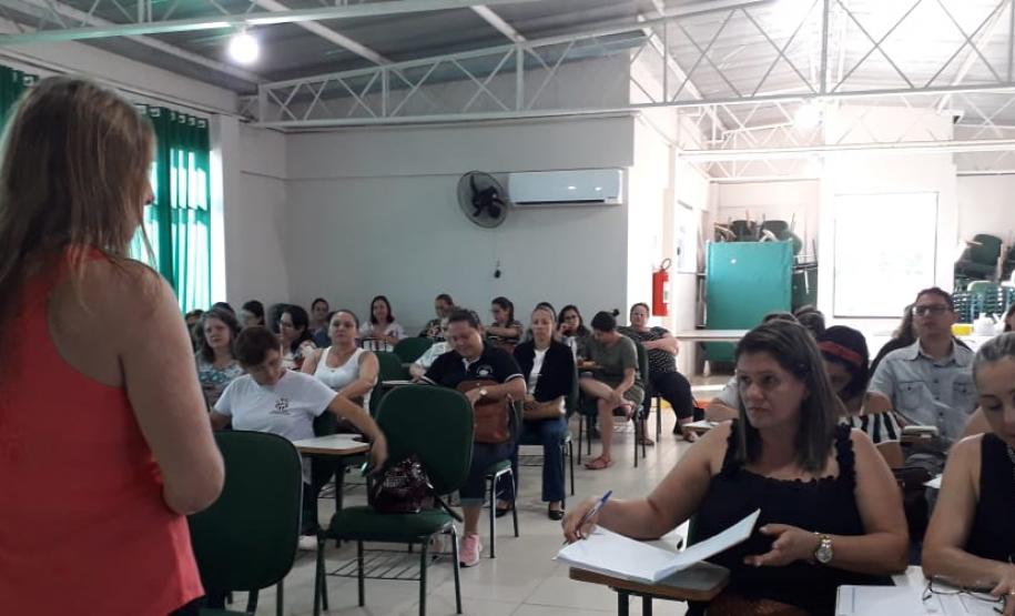 Está acontecendo no Núcleo Regional de Educação de CM desde a última terça-feira dia 12, uma formação realizada pelos técnicos dos setores SERE, DOCUMENTAÇÃO ESCOLAR e EDUCAÇÃO INFANTIL E ANOS INICIAIS para profissionais das Secretarias Municipais de Educação, diretores, professores e secretários das unidades escolares da rede municipal