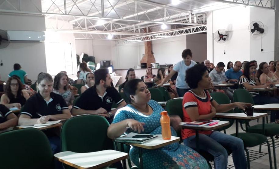 Está acontecendo no Núcleo Regional de Educação de CM desde a última terça-feira dia 12, uma formação realizada pelos técnicos dos setores SERE, DOCUMENTAÇÃO ESCOLAR e EDUCAÇÃO INFANTIL E ANOS INICIAIS para profissionais das Secretarias Municipais de Educação, diretores, professores e secretários das unidades escolares da rede municipal