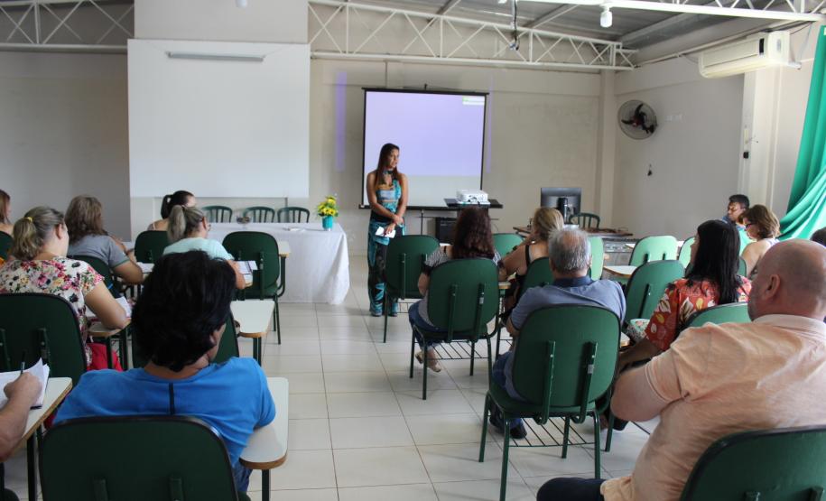 Aconteceu nessa sexta-feira 14, nos períodos manhã e tarde,   reunião da Chefia e equipe NRE Campo Mourão  com os diretores de escolas  locais   e da região