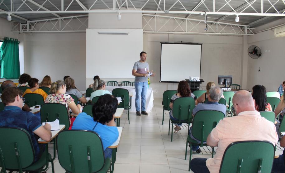 Aconteceu nessa sexta-feira 14, nos períodos manhã e tarde,   reunião da Chefia e equipe NRE Campo Mourão  com os diretores de escolas  locais   e da região