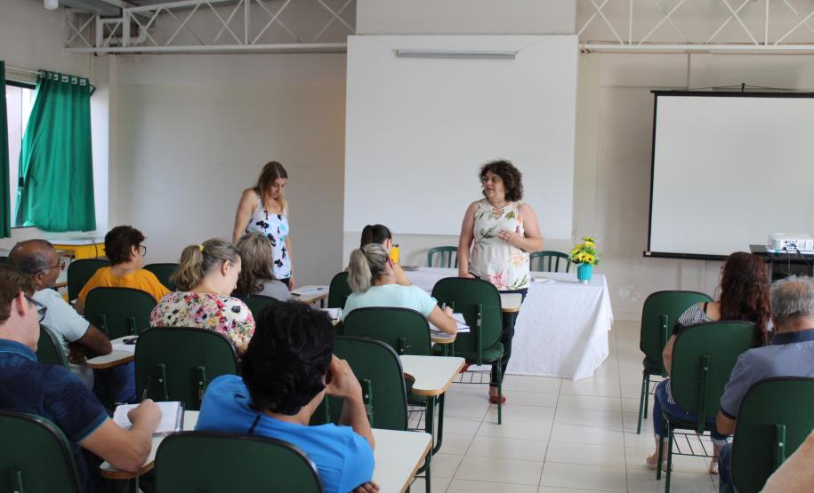 Aconteceu nessa sexta-feira 14, nos períodos manhã e tarde,   reunião da Chefia e equipe NRE Campo Mourão  com os diretores de escolas  locais   e da região