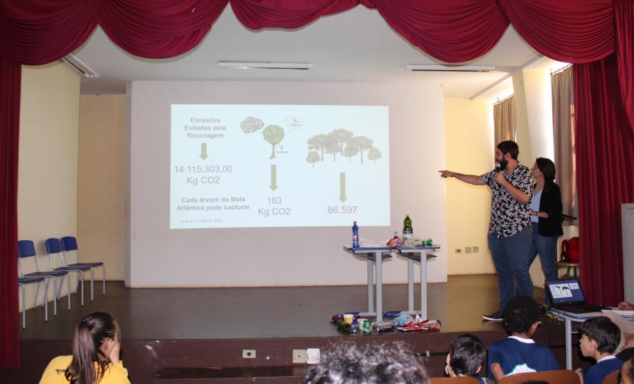 Aconteceu nessa quinta feira 20, nas dependências do Colégio Estadual Campo Mourão, uma palestra com o Engenheiro Ambiental Edson Henrique Garcia Massi, promovido pela 1ª Promotoria de Justiça de Campo Mourão na pessoa da Promotora de Justiça Drª Rosana Araújo de Sá Ribeiro, aos alunos do 6º ano dos colégios Estadual de Campo Mourão, Vinícius de Moraes e Novo Horizonte .