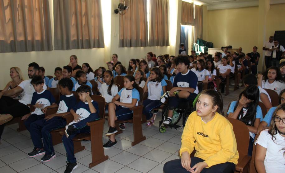 Aconteceu nessa quinta feira 20, nas dependências do Colégio Estadual Campo Mourão, uma palestra com o Engenheiro Ambiental Edson Henrique Garcia Massi, promovido pela 1ª Promotoria de Justiça de Campo Mourão na pessoa da Promotora de Justiça Drª Rosana Araújo de Sá Ribeiro, aos alunos do 6º ano dos colégios Estadual de Campo Mourão, Vinícius de Moraes e Novo Horizonte .