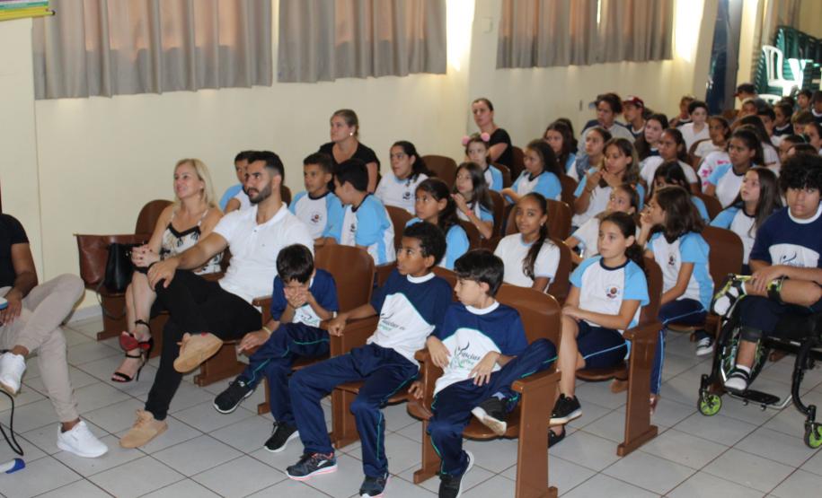 Aconteceu nessa quinta feira 20, nas dependências do Colégio Estadual Campo Mourão, uma palestra com o Engenheiro Ambiental Edson Henrique Garcia Massi, promovido pela 1ª Promotoria de Justiça de Campo Mourão na pessoa da Promotora de Justiça Drª Rosana Araújo de Sá Ribeiro, aos alunos do 6º ano dos colégios Estadual de Campo Mourão, Vinícius de Moraes e Novo Horizonte .