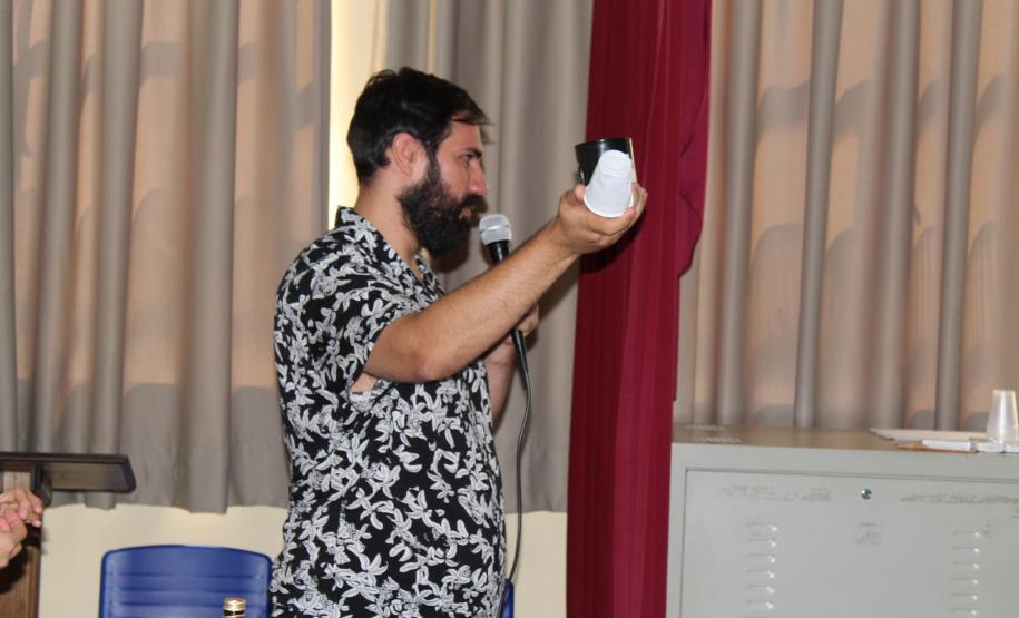 Aconteceu nessa quinta feira 20, nas dependências do Colégio Estadual Campo Mourão, uma palestra com o Engenheiro Ambiental Edson Henrique Garcia Massi, promovido pela 1ª Promotoria de Justiça de Campo Mourão na pessoa da Promotora de Justiça Drª Rosana Araújo de Sá Ribeiro, aos alunos do 6º ano dos colégios Estadual de Campo Mourão, Vinícius de Moraes e Novo Horizonte .