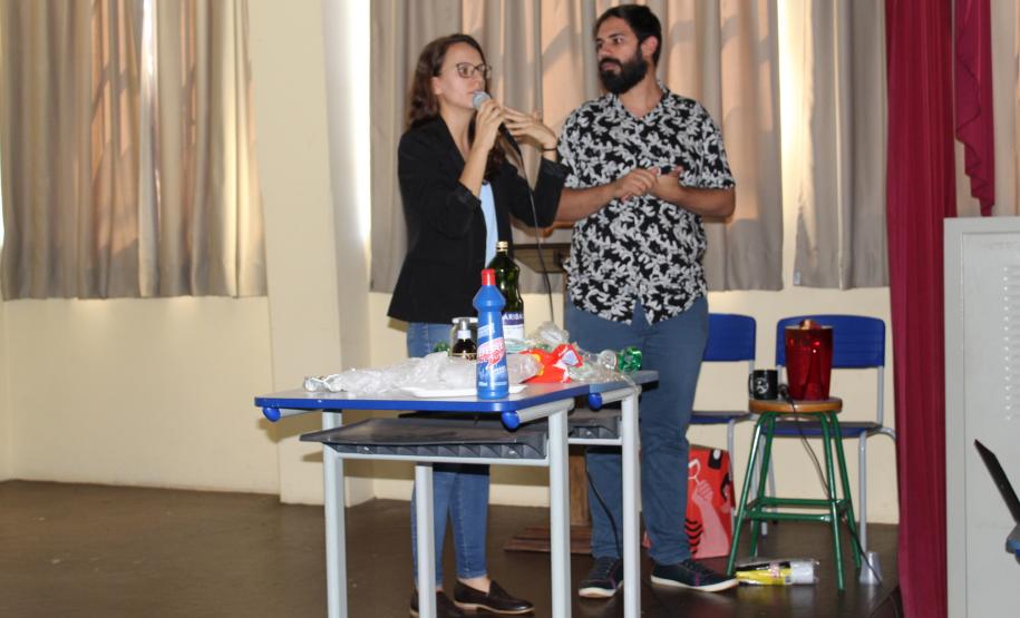 Aconteceu nessa quinta feira 20, nas dependências do Colégio Estadual Campo Mourão, uma palestra com o Engenheiro Ambiental Edson Henrique Garcia Massi, promovido pela 1ª Promotoria de Justiça de Campo Mourão na pessoa da Promotora de Justiça Drª Rosana Araújo de Sá Ribeiro, aos alunos do 6º ano dos colégios Estadual de Campo Mourão, Vinícius de Moraes e Novo Horizonte .