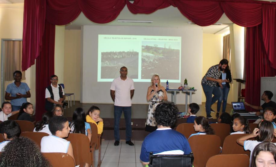 Aconteceu nessa quinta feira 20, nas dependências do Colégio Estadual Campo Mourão, uma palestra com o Engenheiro Ambiental Edson Henrique Garcia Massi, promovido pela 1ª Promotoria de Justiça de Campo Mourão na pessoa da Promotora de Justiça Drª Rosana Araújo de Sá Ribeiro, aos alunos do 6º ano dos colégios Estadual de Campo Mourão, Vinícius de Moraes e Novo Horizonte .