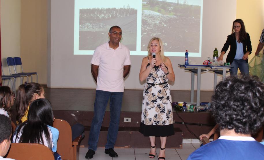 Aconteceu nessa quinta feira 20, nas dependências do Colégio Estadual Campo Mourão, uma palestra com o Engenheiro Ambiental Edson Henrique Garcia Massi, promovido pela 1ª Promotoria de Justiça de Campo Mourão na pessoa da Promotora de Justiça Drª Rosana Araújo de Sá Ribeiro, aos alunos do 6º ano dos colégios Estadual de Campo Mourão, Vinícius de Moraes e Novo Horizonte .