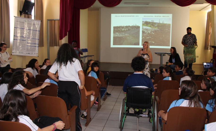 Aconteceu nessa quinta feira 20, nas dependências do Colégio Estadual Campo Mourão, uma palestra com o Engenheiro Ambiental Edson Henrique Garcia Massi, promovido pela 1ª Promotoria de Justiça de Campo Mourão na pessoa da Promotora de Justiça Drª Rosana Araújo de Sá Ribeiro, aos alunos do 6º ano dos colégios Estadual de Campo Mourão, Vinícius de Moraes e Novo Horizonte .