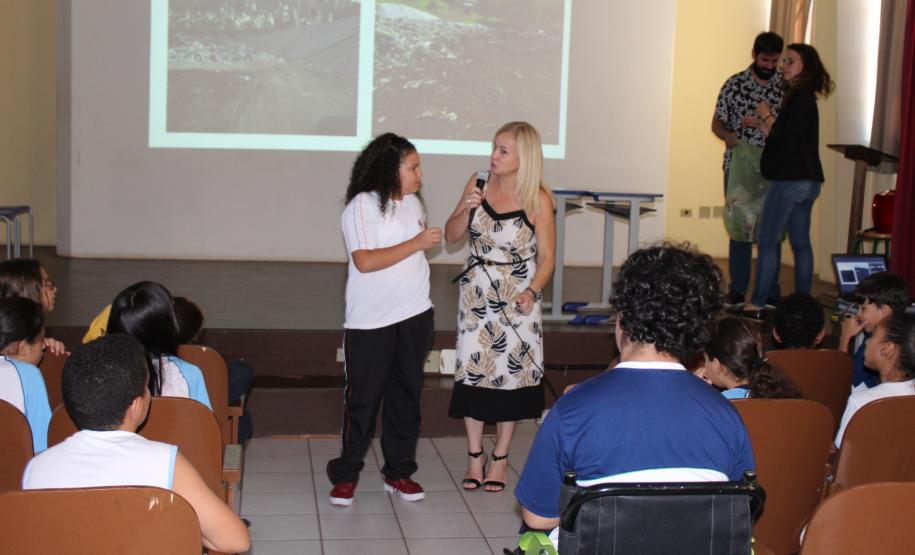 Aconteceu nessa quinta feira 20, nas dependências do Colégio Estadual Campo Mourão, uma palestra com o Engenheiro Ambiental Edson Henrique Garcia Massi, promovido pela 1ª Promotoria de Justiça de Campo Mourão na pessoa da Promotora de Justiça Drª Rosana Araújo de Sá Ribeiro, aos alunos do 6º ano dos colégios Estadual de Campo Mourão, Vinícius de Moraes e Novo Horizonte .