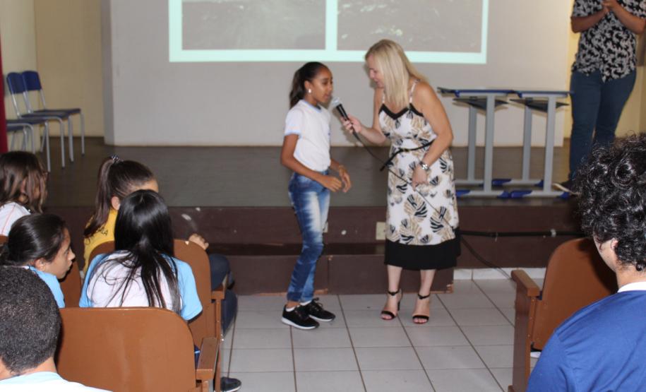 Aconteceu nessa quinta feira 20, nas dependências do Colégio Estadual Campo Mourão, uma palestra com o Engenheiro Ambiental Edson Henrique Garcia Massi, promovido pela 1ª Promotoria de Justiça de Campo Mourão na pessoa da Promotora de Justiça Drª Rosana Araújo de Sá Ribeiro, aos alunos do 6º ano dos colégios Estadual de Campo Mourão, Vinícius de Moraes e Novo Horizonte .