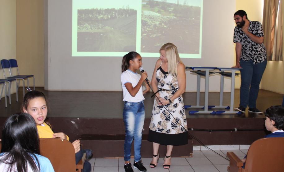 Aconteceu nessa quinta feira 20, nas dependências do Colégio Estadual Campo Mourão, uma palestra com o Engenheiro Ambiental Edson Henrique Garcia Massi, promovido pela 1ª Promotoria de Justiça de Campo Mourão na pessoa da Promotora de Justiça Drª Rosana Araújo de Sá Ribeiro, aos alunos do 6º ano dos colégios Estadual de Campo Mourão, Vinícius de Moraes e Novo Horizonte .