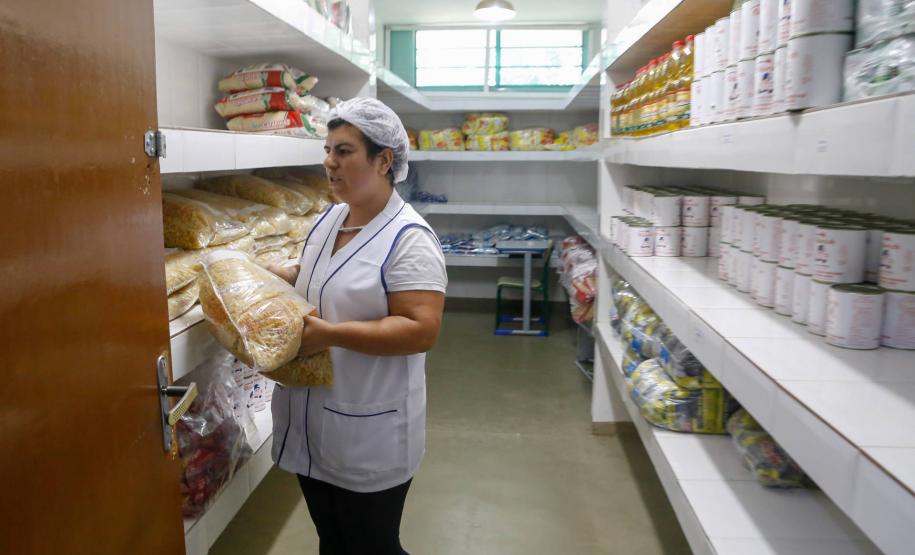 Alimentos da merenda serão distribuídos aos beneficiários do Bolsa Família O governador Carlos Massa Ratinho Junior determinou que alimentos adquiridos pelo Estado para compor a merenda escolar sejam distribuídos para famílias de estudantes beneficiários do Bolsa Família. São cerca de 230 mil alunos inscritos no programa no Paraná. Também há a determinação de que o Programa Leite das Crianças, que atinge 110 mil crianças entre 6 meses e 3 anos de idade e envolve 5 mil produtores rurais, seja mantido.