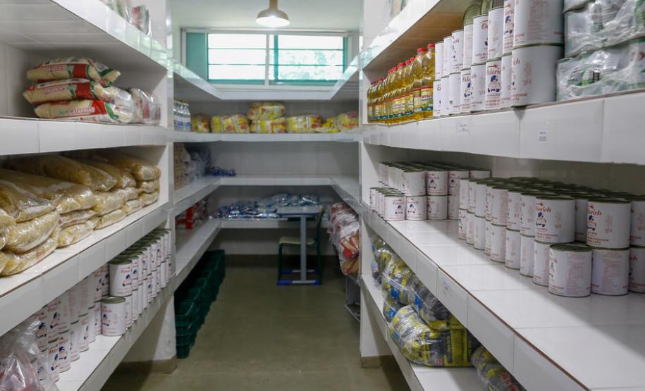 Alimentos da merenda serão distribuídos aos beneficiários do Bolsa Família O governador Carlos Massa Ratinho Junior determinou que alimentos adquiridos pelo Estado para compor a merenda escolar sejam distribuídos para famílias de estudantes beneficiários do Bolsa Família. São cerca de 230 mil alunos inscritos no programa no Paraná. Também há a determinação de que o Programa Leite das Crianças, que atinge 110 mil crianças entre 6 meses e 3 anos de idade e envolve 5 mil produtores rurais, seja mantido.