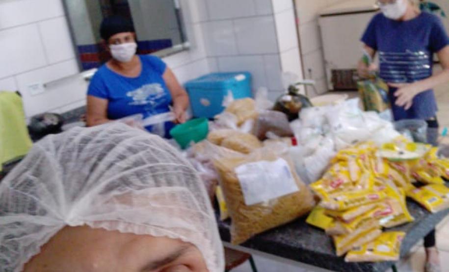 O governador Carlos Massa Ratinho Junior determinou que alimentos adquiridos pelo Estado para compor a merenda escolar sejam distribuídos para famílias de estudantes beneficiários do Bolsa Família. São cerca de 230 mil alunos inscritos no programa no Paraná. Também há a determinação de que o Programa Leite das Crianças, que atinge 110 mil crianças entre 6 meses e 3 anos de idade e envolve 5 mil produtores rurais, seja mantido.