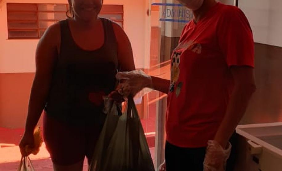 O governador Carlos Massa Ratinho Junior determinou que alimentos adquiridos pelo Estado para compor a merenda escolar sejam distribuídos para famílias de estudantes beneficiários do Bolsa Família. São cerca de 230 mil alunos inscritos no programa no Paraná. Também há a determinação de que o Programa Leite das Crianças, que atinge 110 mil crianças entre 6 meses e 3 anos de idade e envolve 5 mil produtores rurais, seja mantido.