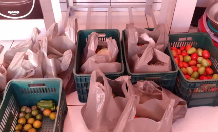 O governador Carlos Massa Ratinho Junior determinou que alimentos adquiridos pelo Estado para compor a merenda escolar sejam distribuídos para famílias de estudantes beneficiários do Bolsa Família. São cerca de 230 mil alunos inscritos no programa no Paraná. Também há a determinação de que o Programa Leite das Crianças, que atinge 110 mil crianças entre 6 meses e 3 anos de idade e envolve 5 mil produtores rurais, seja mantido.