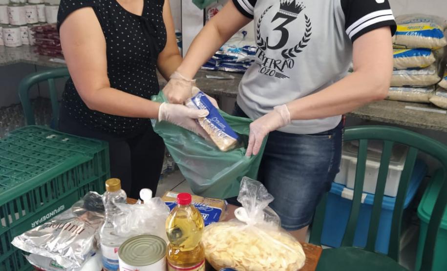 O governador Carlos Massa Ratinho Junior determinou que alimentos adquiridos pelo Estado para compor a merenda escolar sejam distribuídos para famílias de estudantes beneficiários do Bolsa Família. São cerca de 230 mil alunos inscritos no programa no Paraná. Também há a determinação de que o Programa Leite das Crianças, que atinge 110 mil crianças entre 6 meses e 3 anos de idade e envolve 5 mil produtores rurais, seja mantido.