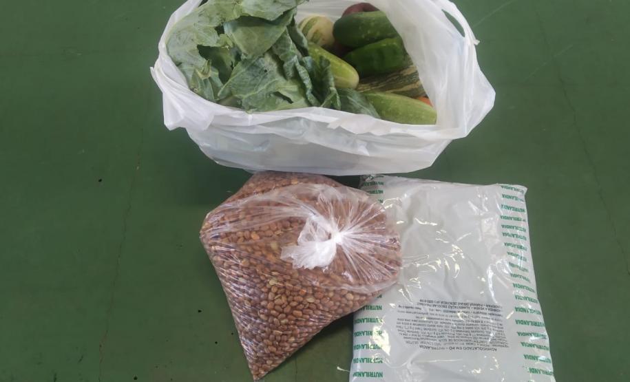 O governador Carlos Massa Ratinho Junior determinou que alimentos adquiridos pelo Estado para compor a merenda escolar sejam distribuídos para famílias de estudantes beneficiários do Bolsa Família. São cerca de 230 mil alunos inscritos no programa no Paraná. Também há a determinação de que o Programa Leite das Crianças, que atinge 110 mil crianças entre 6 meses e 3 anos de idade e envolve 5 mil produtores rurais, seja mantido.