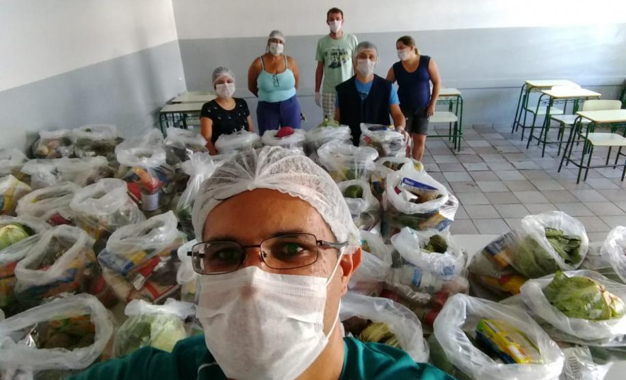 O governador Carlos Massa Ratinho Junior determinou que alimentos adquiridos pelo Estado para compor a merenda escolar sejam distribuídos para famílias de estudantes beneficiários do Bolsa Família. São cerca de 230 mil alunos inscritos no programa no Paraná. Também há a determinação de que o Programa Leite das Crianças, que atinge 110 mil crianças entre 6 meses e 3 anos de idade e envolve 5 mil produtores rurais, seja mantido.
