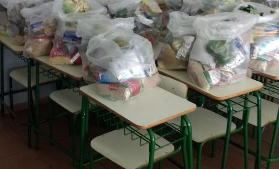 O governador Carlos Massa Ratinho Junior determinou que alimentos adquiridos pelo Estado para compor a merenda escolar sejam distribuídos para famílias de estudantes beneficiários do Bolsa Família. São cerca de 230 mil alunos inscritos no programa no Paraná. Também há a determinação de que o Programa Leite das Crianças, que atinge 110 mil crianças entre 6 meses e 3 anos de idade e envolve 5 mil produtores rurais, seja mantido.