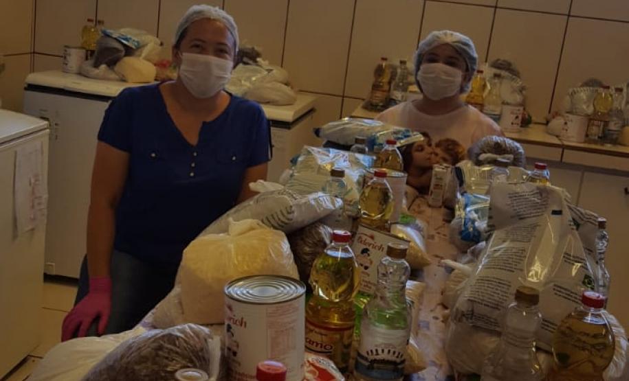 O governador Carlos Massa Ratinho Junior determinou que alimentos adquiridos pelo Estado para compor a merenda escolar sejam distribuídos para famílias de estudantes beneficiários do Bolsa Família. São cerca de 230 mil alunos inscritos no programa no Paraná. Também há a determinação de que o Programa Leite das Crianças, que atinge 110 mil crianças entre 6 meses e 3 anos de idade e envolve 5 mil produtores rurais, seja mantido.