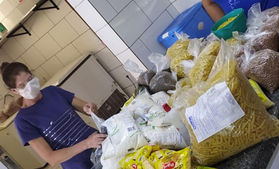 O governador Carlos Massa Ratinho Junior determinou que alimentos adquiridos pelo Estado para compor a merenda escolar sejam distribuídos para famílias de estudantes beneficiários do Bolsa Família. São cerca de 230 mil alunos inscritos no programa no Paraná. Também há a determinação de que o Programa Leite das Crianças, que atinge 110 mil crianças entre 6 meses e 3 anos de idade e envolve 5 mil produtores rurais, seja mantido.