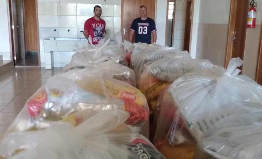 O governador Carlos Massa Ratinho Junior determinou que alimentos adquiridos pelo Estado para compor a merenda escolar sejam distribuídos para famílias de estudantes beneficiários do Bolsa Família. São cerca de 230 mil alunos inscritos no programa no Paraná. Também há a determinação de que o Programa Leite das Crianças, que atinge 110 mil crianças entre 6 meses e 3 anos de idade e envolve 5 mil produtores rurais, seja mantido.