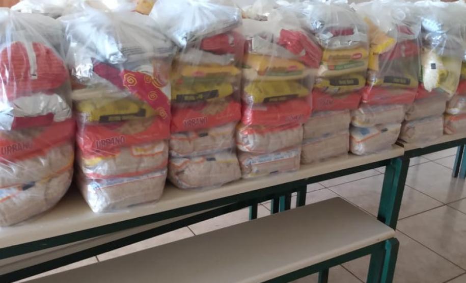 O governador Carlos Massa Ratinho Junior determinou que alimentos adquiridos pelo Estado para compor a merenda escolar sejam distribuídos para famílias de estudantes beneficiários do Bolsa Família. São cerca de 230 mil alunos inscritos no programa no Paraná. Também há a determinação de que o Programa Leite das Crianças, que atinge 110 mil crianças entre 6 meses e 3 anos de idade e envolve 5 mil produtores rurais, seja mantido.