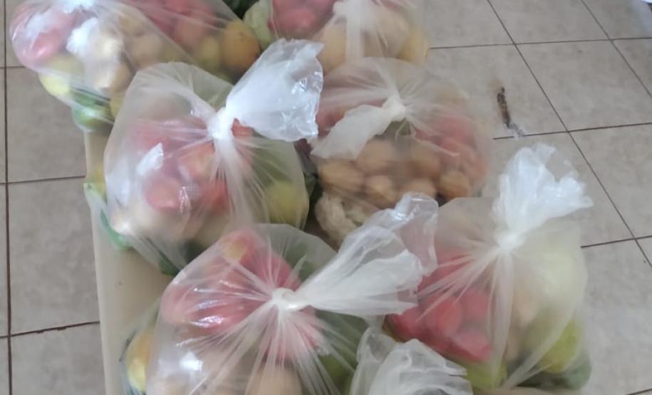 O governador Carlos Massa Ratinho Junior determinou que alimentos adquiridos pelo Estado para compor a merenda escolar sejam distribuídos para famílias de estudantes beneficiários do Bolsa Família. São cerca de 230 mil alunos inscritos no programa no Paraná. Também há a determinação de que o Programa Leite das Crianças, que atinge 110 mil crianças entre 6 meses e 3 anos de idade e envolve 5 mil produtores rurais, seja mantido.