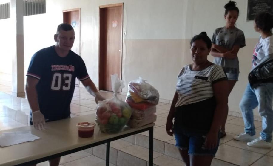 O governador Carlos Massa Ratinho Junior determinou que alimentos adquiridos pelo Estado para compor a merenda escolar sejam distribuídos para famílias de estudantes beneficiários do Bolsa Família. São cerca de 230 mil alunos inscritos no programa no Paraná. Também há a determinação de que o Programa Leite das Crianças, que atinge 110 mil crianças entre 6 meses e 3 anos de idade e envolve 5 mil produtores rurais, seja mantido.