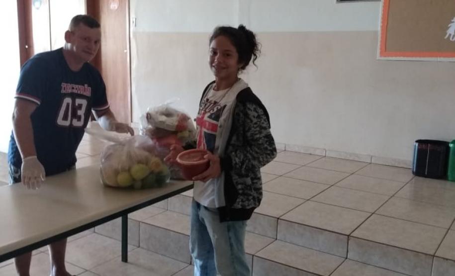 O governador Carlos Massa Ratinho Junior determinou que alimentos adquiridos pelo Estado para compor a merenda escolar sejam distribuídos para famílias de estudantes beneficiários do Bolsa Família. São cerca de 230 mil alunos inscritos no programa no Paraná. Também há a determinação de que o Programa Leite das Crianças, que atinge 110 mil crianças entre 6 meses e 3 anos de idade e envolve 5 mil produtores rurais, seja mantido.