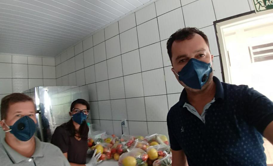 O governador Carlos Massa Ratinho Junior determinou que alimentos adquiridos pelo Estado para compor a merenda escolar sejam distribuídos para famílias de estudantes beneficiários do Bolsa Família. São cerca de 230 mil alunos inscritos no programa no Paraná. Também há a determinação de que o Programa Leite das Crianças, que atinge 110 mil crianças entre 6 meses e 3 anos de idade e envolve 5 mil produtores rurais, seja mantido.