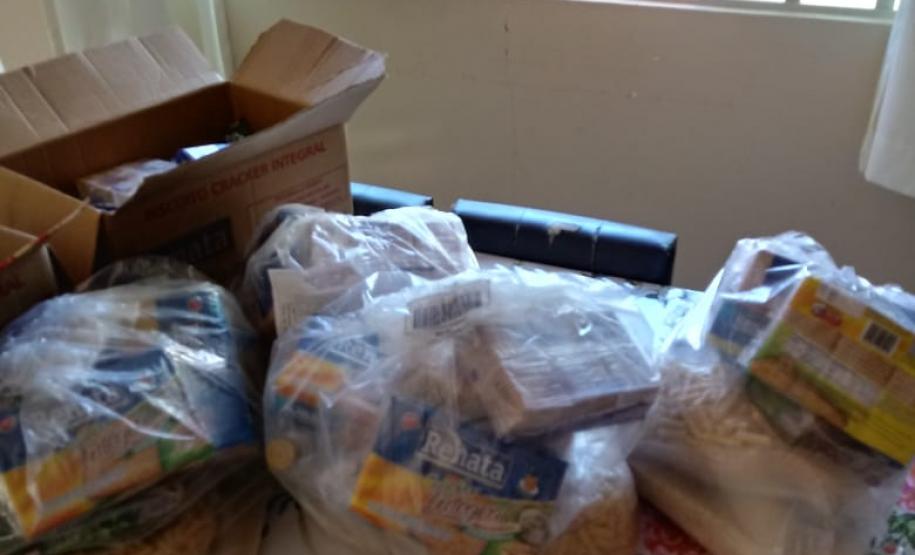 O governador Carlos Massa Ratinho Junior determinou que alimentos adquiridos pelo Estado para compor a merenda escolar sejam distribuídos para famílias de estudantes beneficiários do Bolsa Família. São cerca de 230 mil alunos inscritos no programa no Paraná. Também há a determinação de que o Programa Leite das Crianças, que atinge 110 mil crianças entre 6 meses e 3 anos de idade e envolve 5 mil produtores rurais, seja mantido.