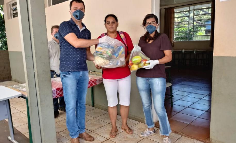 O governador Carlos Massa Ratinho Junior determinou que alimentos adquiridos pelo Estado para compor a merenda escolar sejam distribuídos para famílias de estudantes beneficiários do Bolsa Família. São cerca de 230 mil alunos inscritos no programa no Paraná. Também há a determinação de que o Programa Leite das Crianças, que atinge 110 mil crianças entre 6 meses e 3 anos de idade e envolve 5 mil produtores rurais, seja mantido.