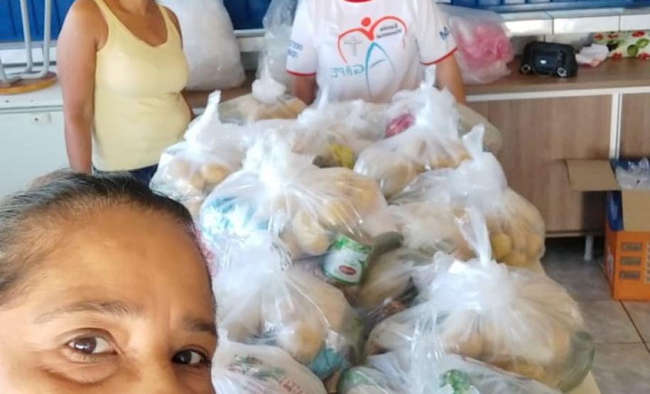 O governador Carlos Massa Ratinho Junior determinou que alimentos adquiridos pelo Estado para compor a merenda escolar sejam distribuídos para famílias de estudantes beneficiários do Bolsa Família. São cerca de 230 mil alunos inscritos no programa no Paraná. Também há a determinação de que o Programa Leite das Crianças, que atinge 110 mil crianças entre 6 meses e 3 anos de idade e envolve 5 mil produtores rurais, seja mantido.