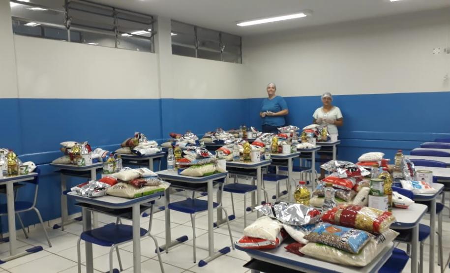 O governador Carlos Massa Ratinho Junior determinou que alimentos adquiridos pelo Estado para compor a merenda escolar sejam distribuídos para famílias de estudantes beneficiários do Bolsa Família. São cerca de 230 mil alunos inscritos no programa no Paraná. Também há a determinação de que o Programa Leite das Crianças, que atinge 110 mil crianças entre 6 meses e 3 anos de idade e envolve 5 mil produtores rurais, seja mantido.